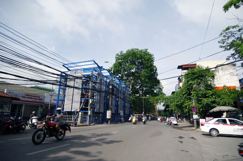 Khu vực bãi đất trống trên đường Nguyễn Công Trứ được chọn làm nơi lắp đặt giàn đỗ xe bằng thép. Sau khi lắp đặt xong sẽ được di chuyển sang các con phố khác.